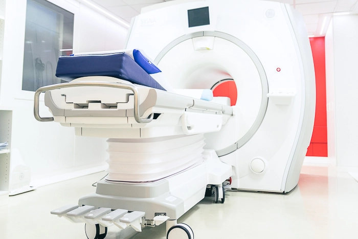 Das MR Gerät der Ordination in einer Weitwinkel-Aufnahme.