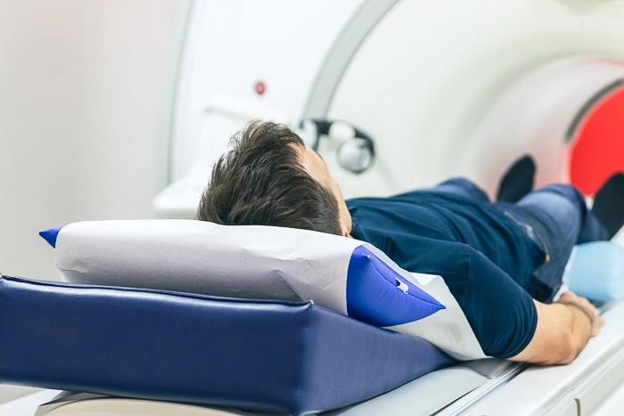 Im MR Gerät der Ordination liegt ein Mensch und wird untersucht.