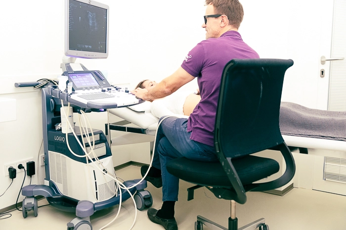 Dr. Gotwald führt eine Ultraschalluntersuchung an einer Patientin durch.