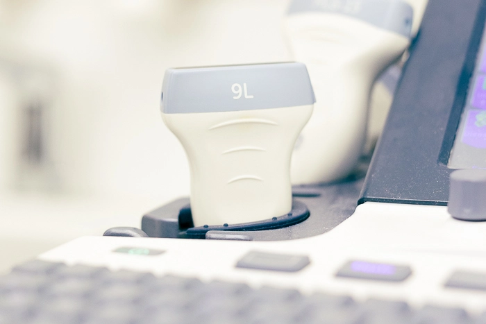 Das Foto zeigt eine Close Up Aufnahme von einem Schallkopf eines Ultraschallgeräts.