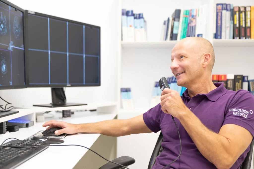 Dr. Matthias Dietlein befundet ein Schnittbild.