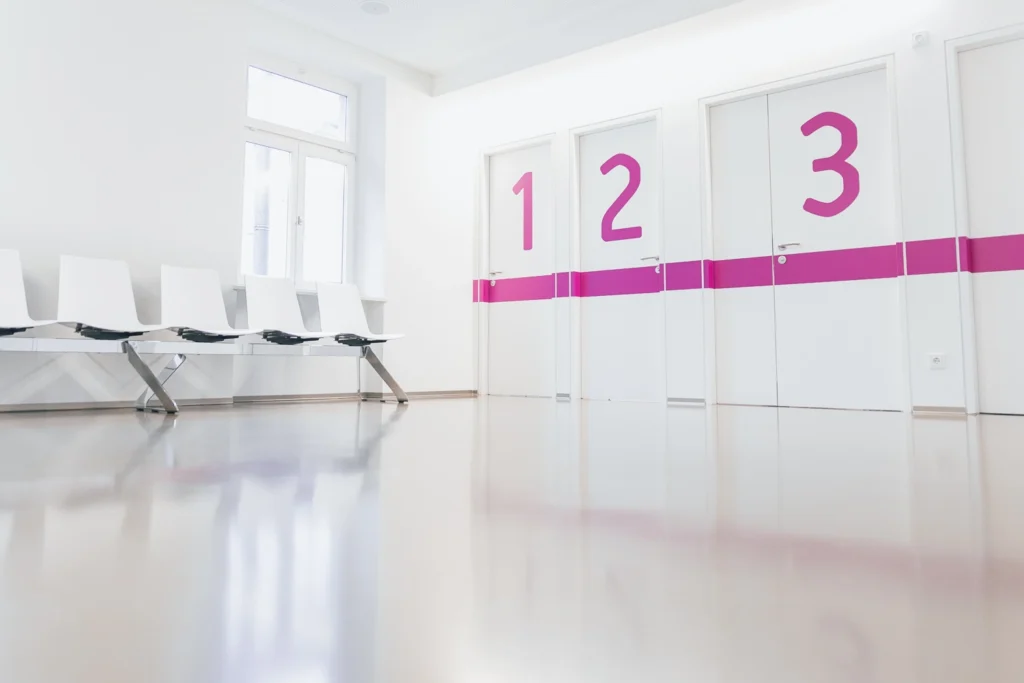 Das Wartezimmer der Radiologie Bregenz.